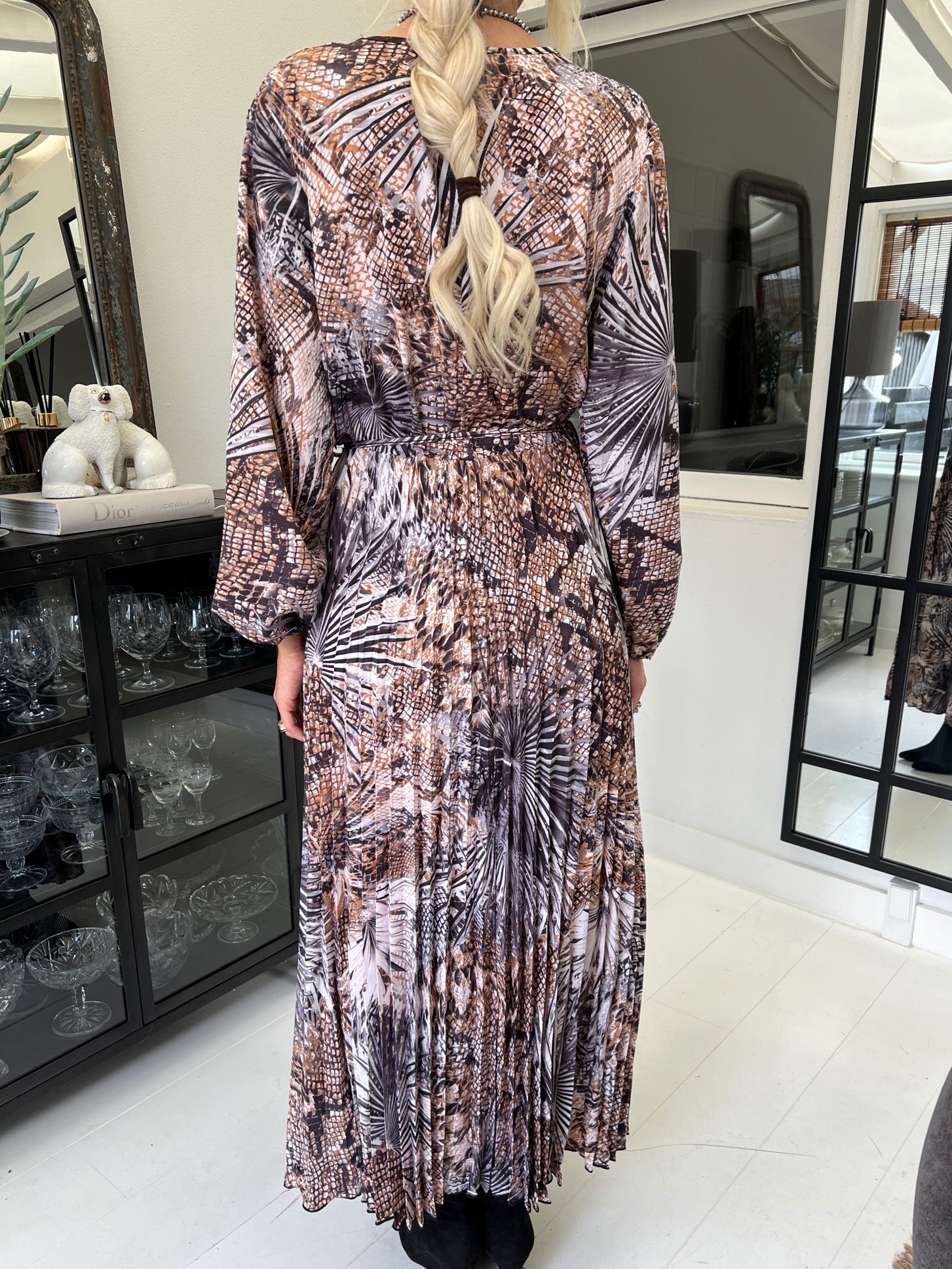 Marcella - Lang plus size kjole med plisseret skørt